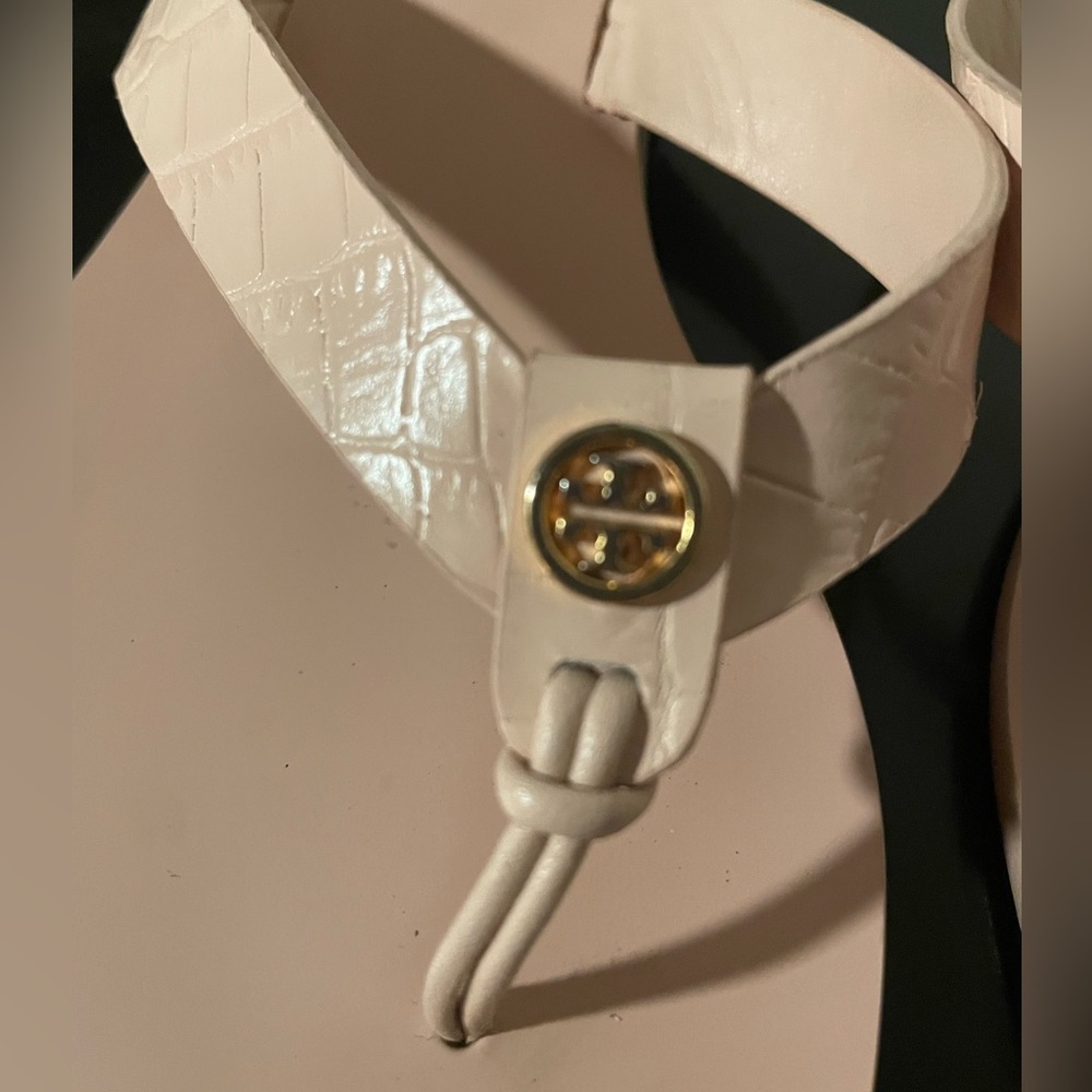 Tory Burch soft pink leather flip flops. Size 8. - Picture 3 of 6